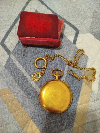 Reloj de bolsillo antiguo dorado