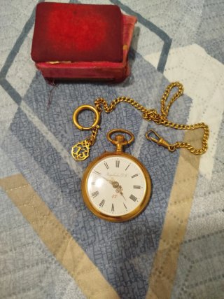 Reloj de bolsillo antiguo dorado