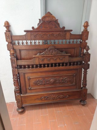 Antigua cama estilo Alfonsina de Nogal