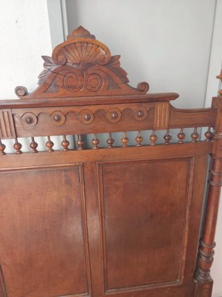Antigua cama estilo Alfonsina de Nogal