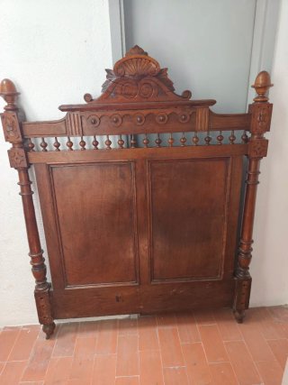 Antigua cama estilo Alfonsina de Nogal