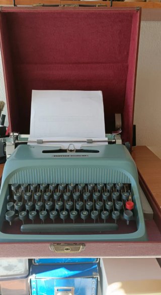Máquina de escribir Olivetti Studio 44