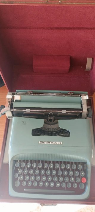 Máquina de escribir Olivetti Studio 44