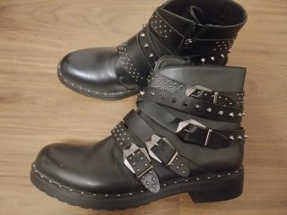 Botas de chica con tachuelas y hebillas