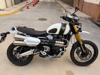 Triumph Scrambler 1200XE Verde y Blanca