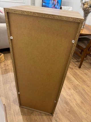 Mueble cajonera blanco y madera