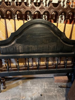 Cabecero de cama antiguo de madera