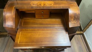 Mueble secreter de madera con detalles