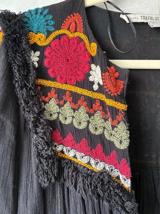 Chaqueta Zara bordada negra multicolor
