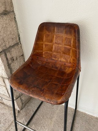 Taburete de cuero marrón y negro