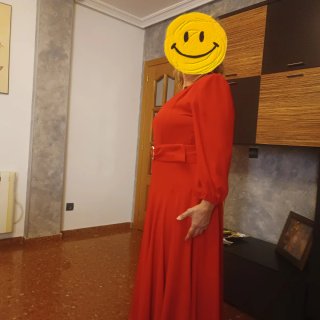 Vestido rojo elegante con cinturón