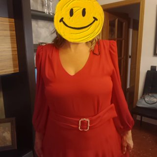 Vestido rojo elegante con cinturón