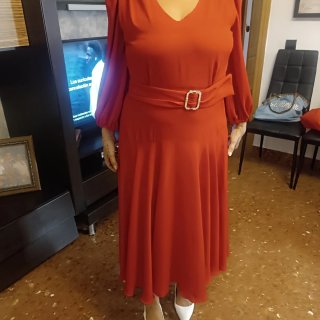 Vestido rojo elegante con cinturón