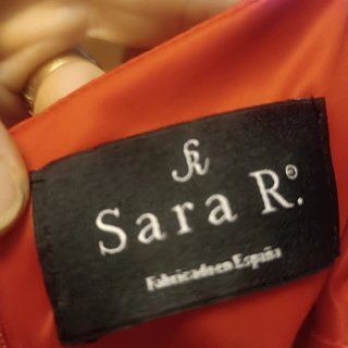 Vestido rojo elegante con cinturón