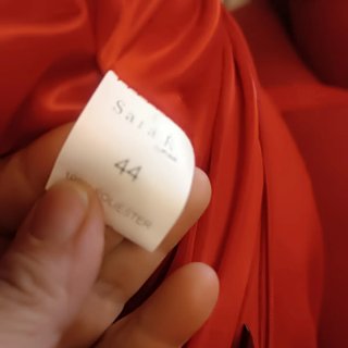 Vestido rojo elegante con cinturón