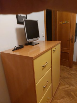 Mueble de madera con cajones y puerta