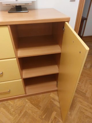 Mueble de madera con cajones y puerta