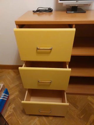 Mueble de madera con cajones y puerta