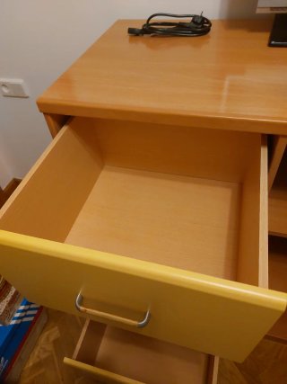 Mueble de madera con cajones y puerta