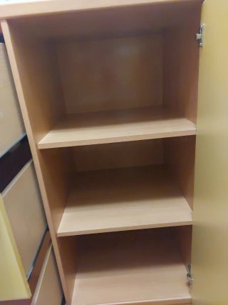 Mueble de madera con cajones y puerta