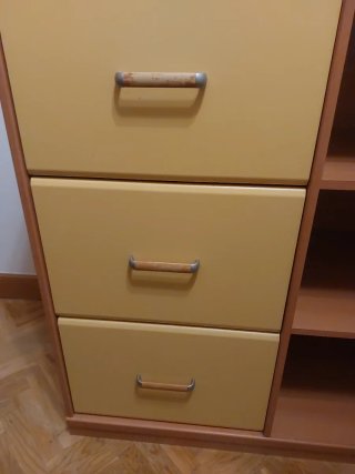 Mueble de madera con cajones y puerta