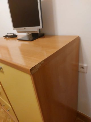 Mueble de madera con cajones y puerta