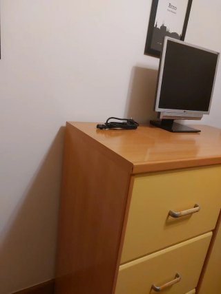 Mueble de madera con cajones y puerta