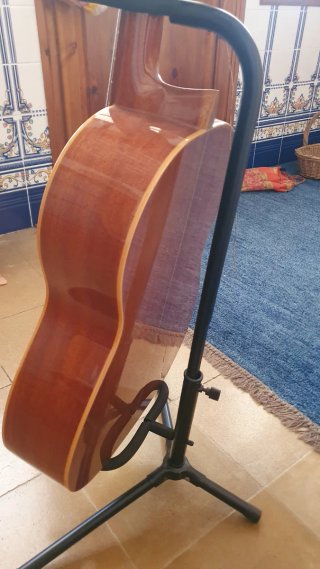 Guitarra española con soporte