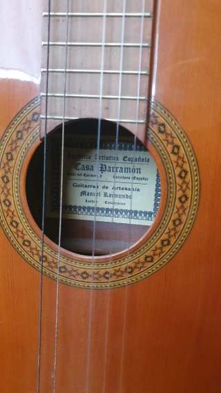 Guitarra española con soporte