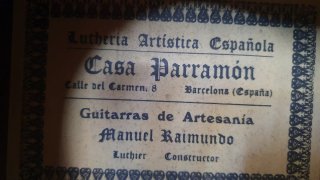 Guitarra española con soporte