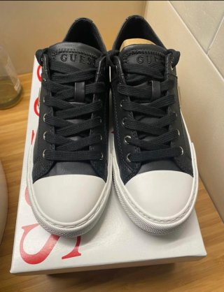 Zapatillas Guess Mujer Negras y Blancas Nuevas
