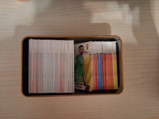 Box serie oro Adrenalyn XL 2026 con 325 cards