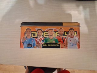 Box serie oro Adrenalyn XL 2026 con 325 cards