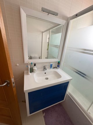 Mueble de baño con lavabo y espejo
