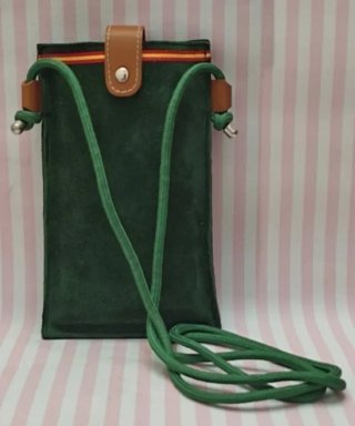 NOVEDAD! BOLSO FUNDA MÓVIL VERDE. PIEL CON BANDERA