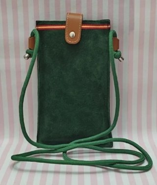NOVEDAD! BOLSO FUNDA MÓVIL VERDE. PIEL CON BANDERA