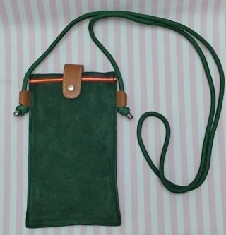 NOVEDAD! BOLSO FUNDA MÓVIL VERDE. PIEL CON BANDERA