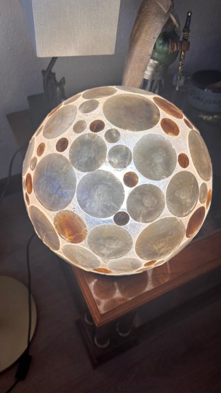 Lámpara esfera nácar beige y blanco