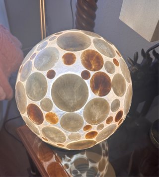 Lámpara esfera nácar beige y blanco
