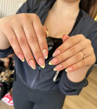 Uñas postizas francesas con diseño floral