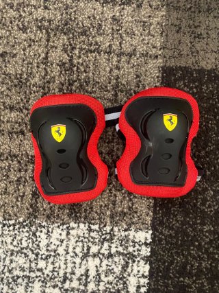 Pack Protección Ferrari Rodilleras y Coderas