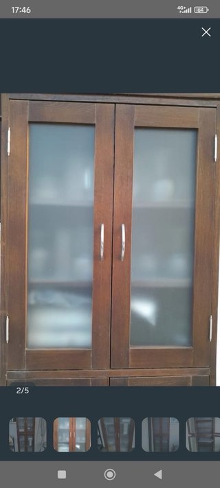 Vitrina de madera con puertas de cristal