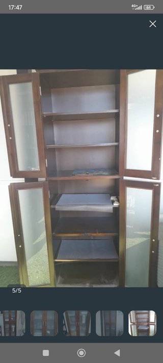 Vitrina de madera con puertas de cristal