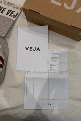 Zapatillas Veja blancas y rojas