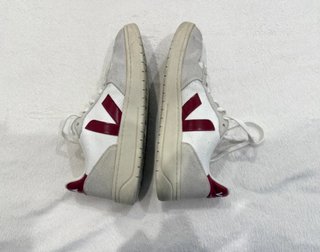 Zapatillas Veja blancas y rojas