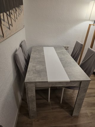 Mesa comedor y 4 sillas con fundas grises