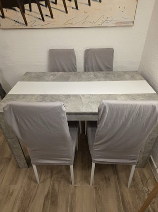 Mesa comedor y 4 sillas con fundas grises