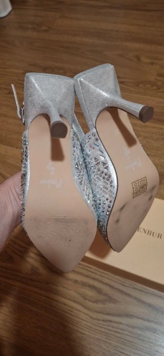 Zapatos de fiesta plateados con pedrería