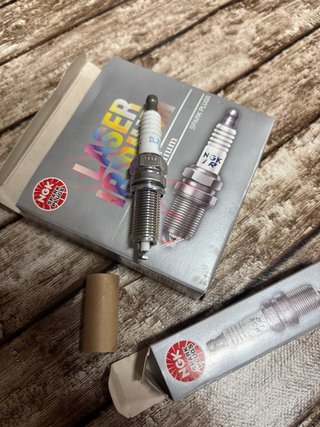 NGK Laser Iridium Bujías ILZKR8C8G