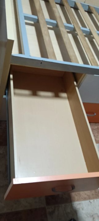 Cama 90 con 8 cajones (4 blancos, 4 naranjas)